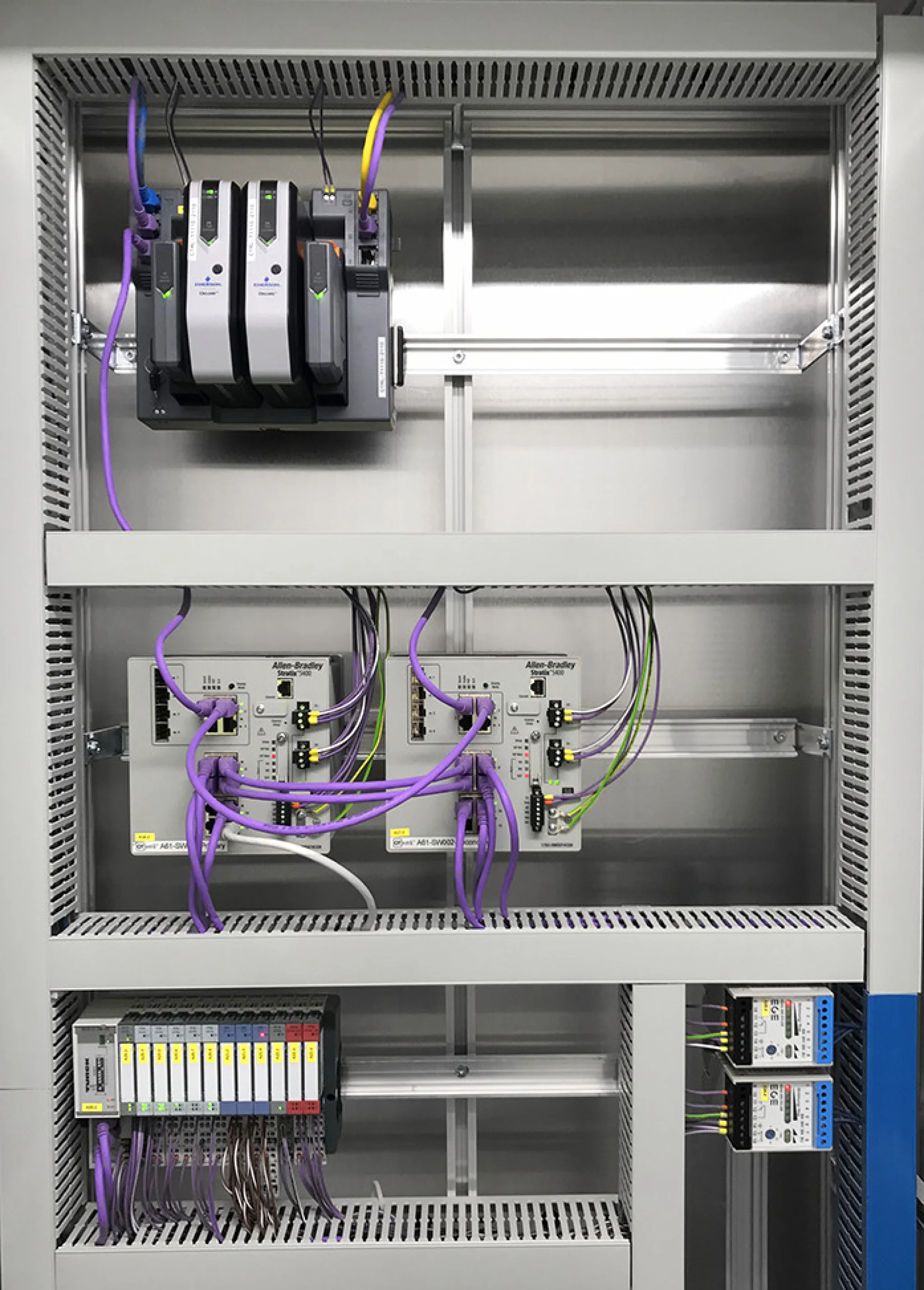 Foto von PK-Controllern und redundante Ethernet/IP Switches.