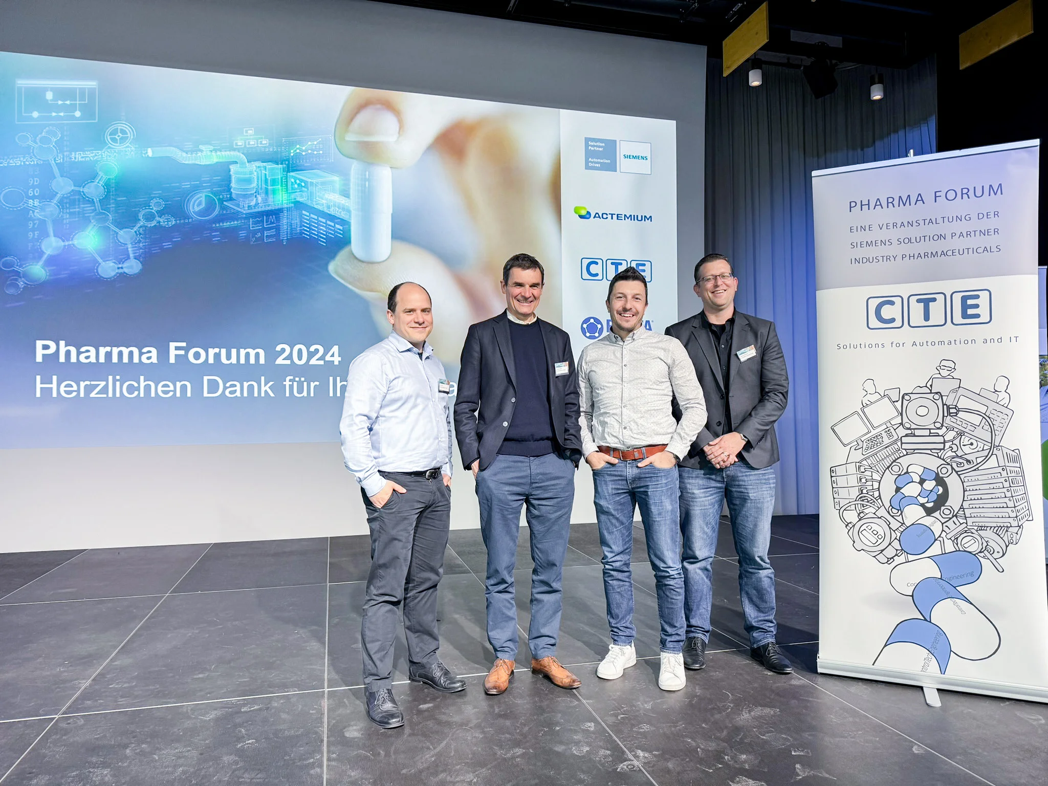Gruppenfoto CTE beim Pharma Forum 2024: CEO Dominic Brunner, COO Andreas Langer mit LearningMachines Partnern Boris Lau und Jochen Sautter.