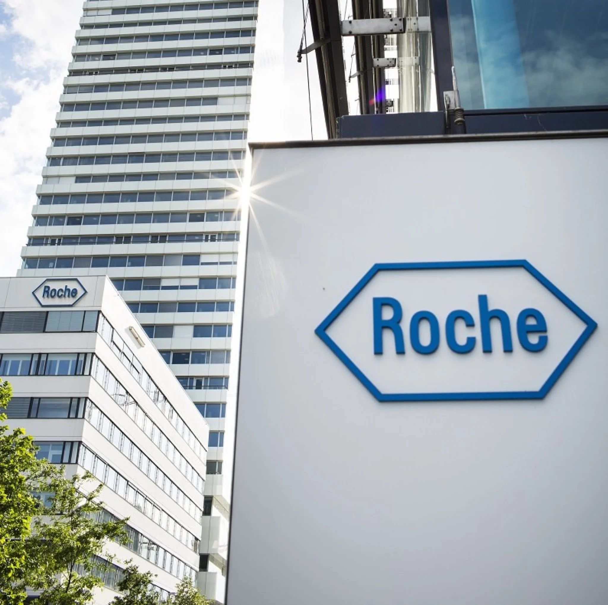 Foto eines Roche-Geb&auml;udes in Basel mit einem Roche-Tower im Hintergrund.