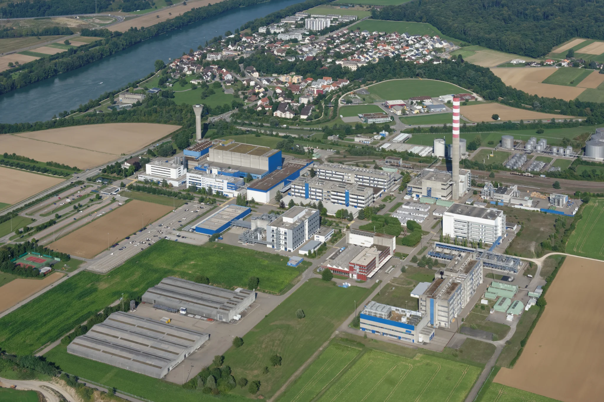 Foto aus der Luft von DSM-Fabrik.