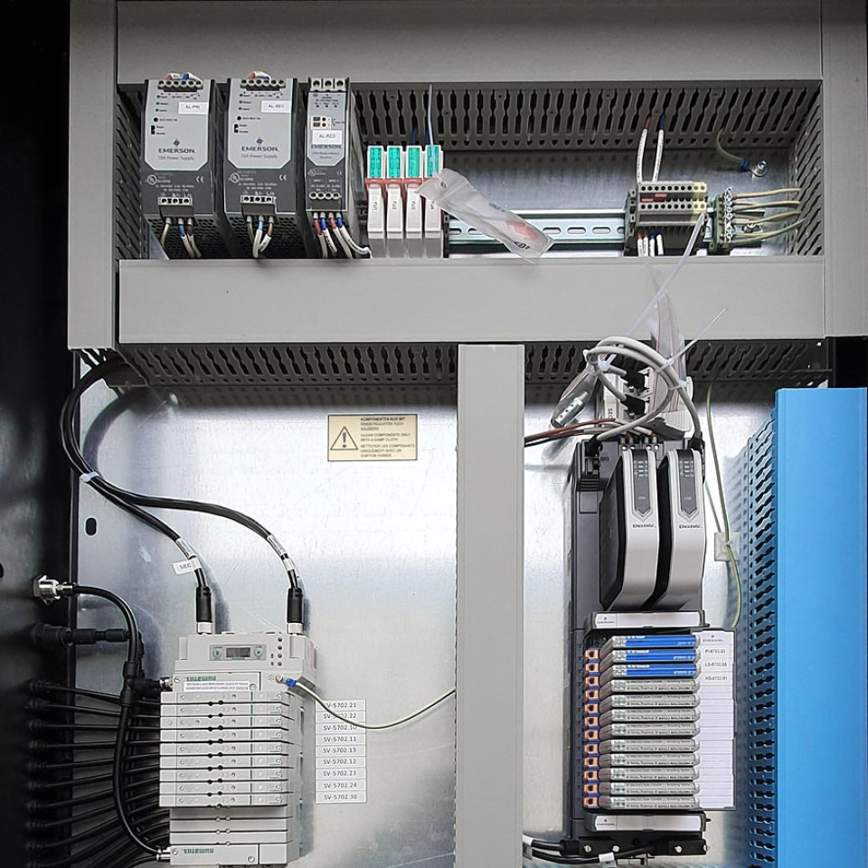 Bild verschiedener Server bestehend aus CHARM-IO-Controllern