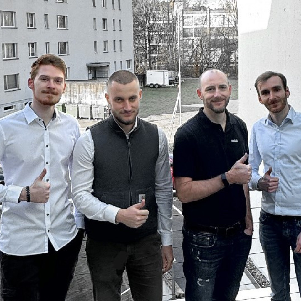 Bild der erfolgreichen IT-Absolventen der ControlTech Engineering AG Luc Weishar, Cédric Zumsteg und Joel Haag mit ihrem Vorgesetzten, Philipp Homberger.