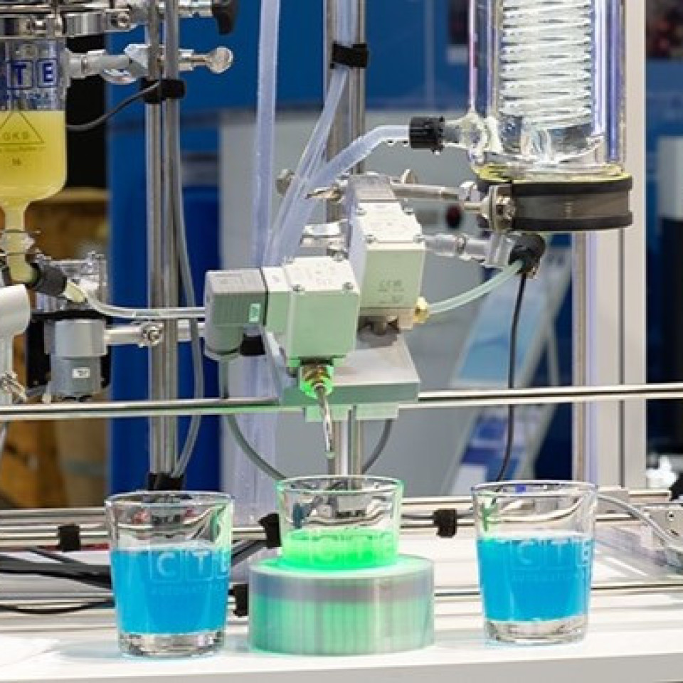 Bild der Cocktailmaschine mit grünen und blauen Flüssigkeiten