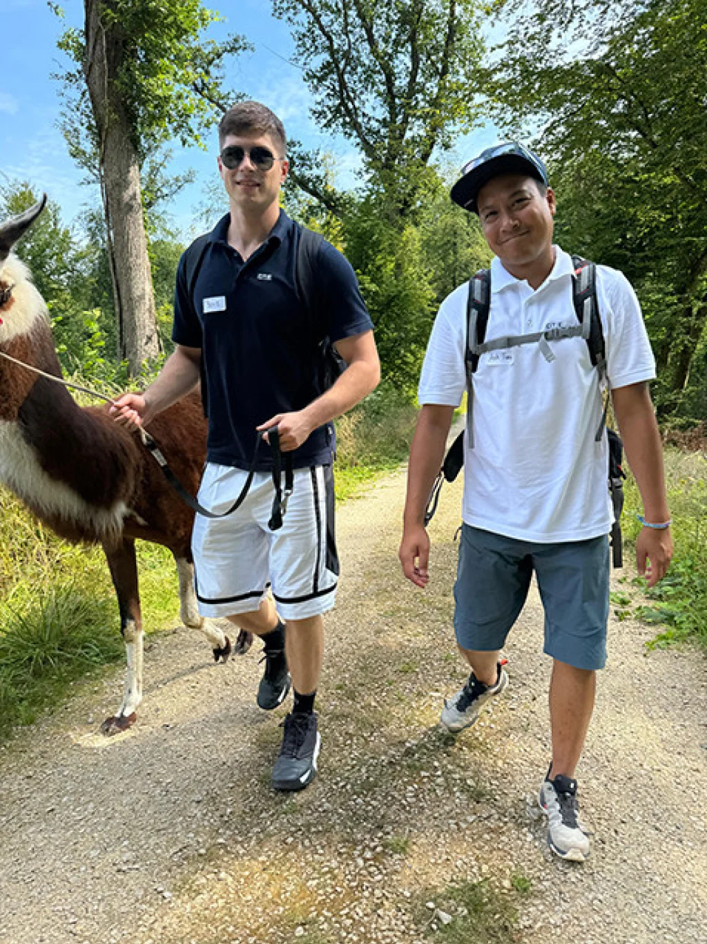2 CTE-Mitarbeiter beim Lama-Trekking.