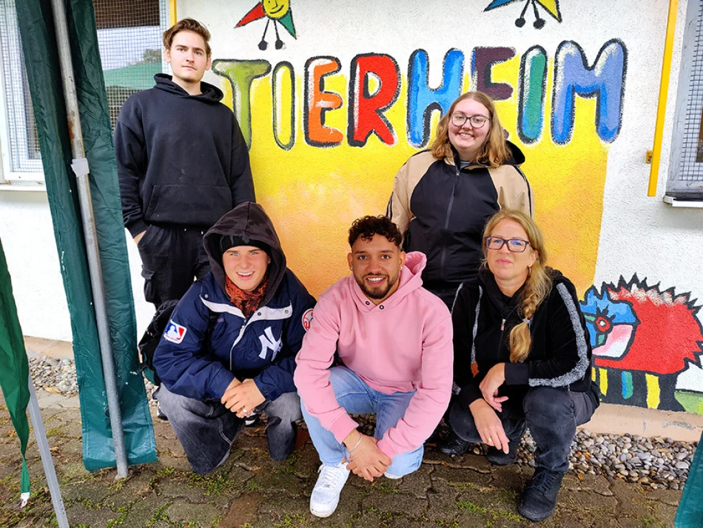 CTE-Mitarbeiter unterst&uuml;tzen im Tierheim.