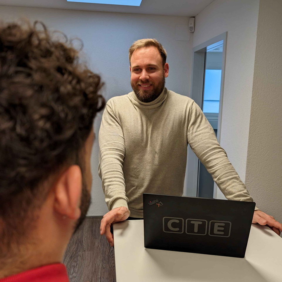 IT System Engineer Michael Gempp von der Controltech Engineering AG im Kundengespäch.