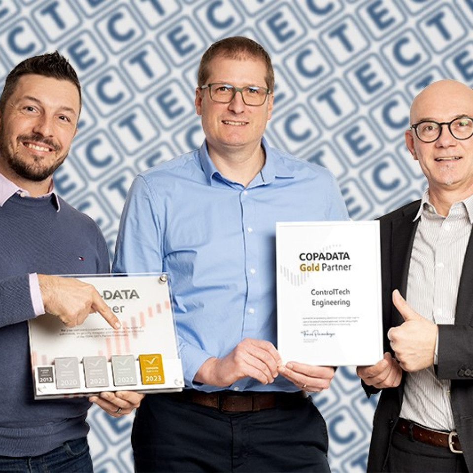 Das Bild zeigt Projektleiter Fabian Meury und CTE COO Andreas Langer, die das Gold-Zertifikat von Elger Gledhill entgegen, zenon Verkaufsleiter bei SATOMEC entgegennehmen.