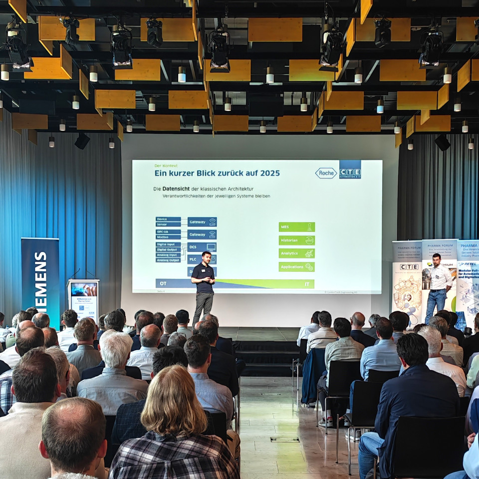 Sascha Zeller (l.) CTE und Dominik Puck Roche, an ihrem Referat am Siemens Pharma Forum zum Thema Unified Namespace in der Praxis.