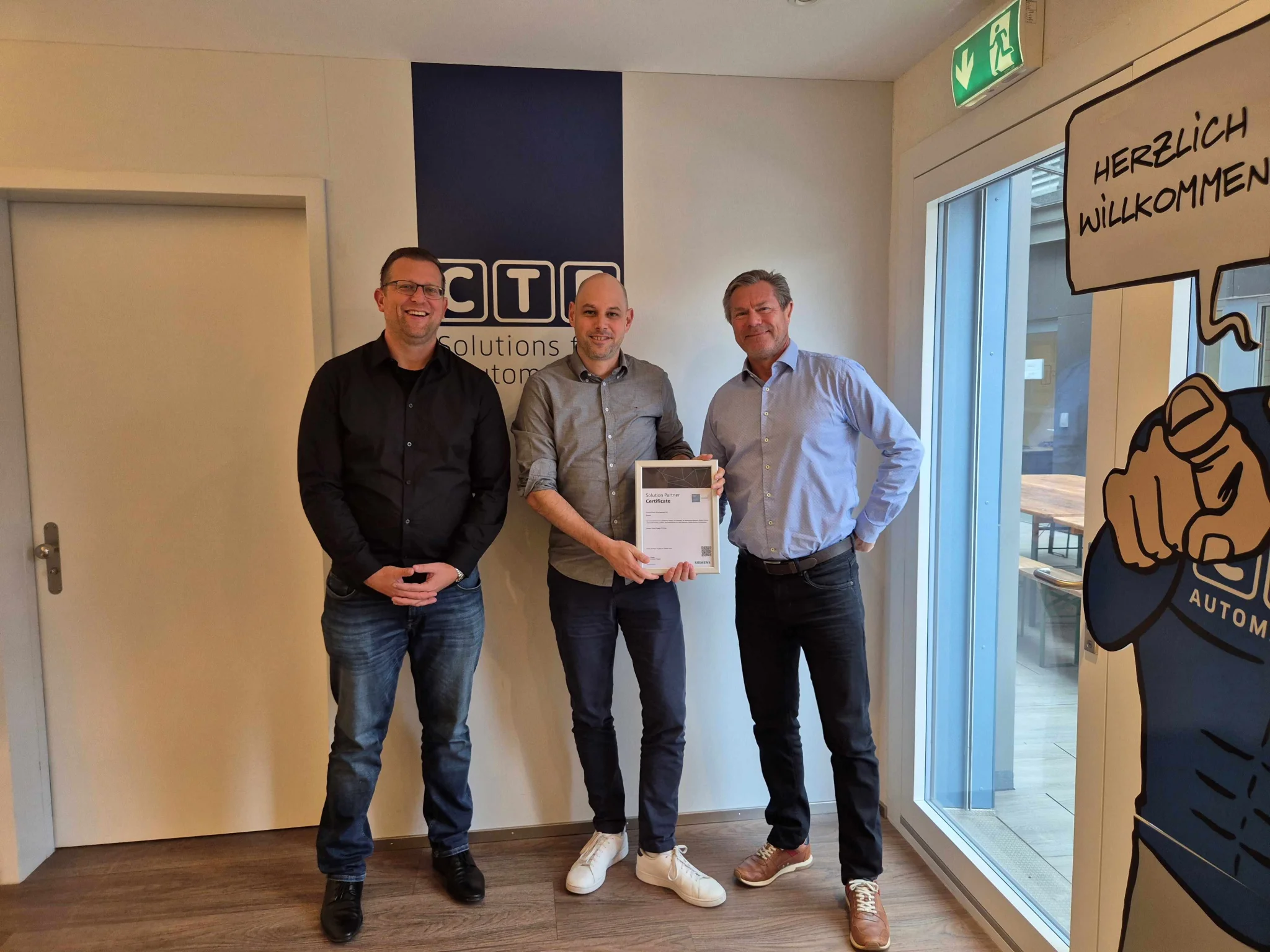 CEO Dominic Brunner (l.) und Bereichsleiter Raffael H&auml;nggi (m.) nehmen das Zertifikat von Siemens Regional Partner Manager Roman B&uuml;rke (r.) entgegen.